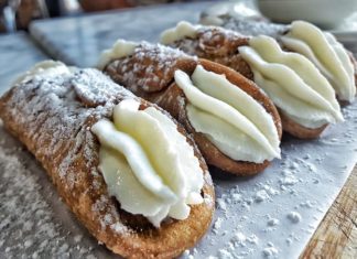 What the eat in Sicily - Cannoli