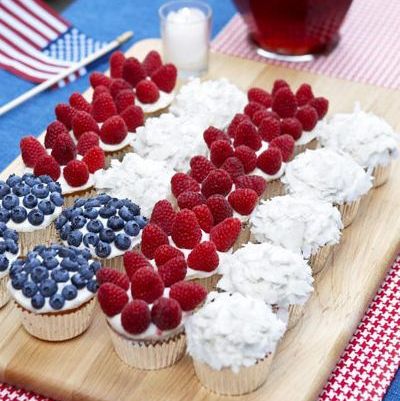 cupcake-flag-with-berries-and-coconut-1589378645